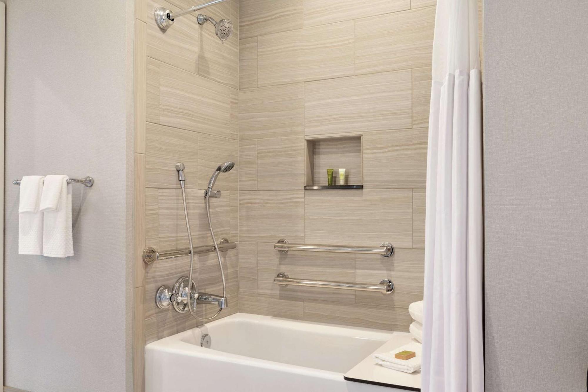 King Room Bath Tub Mobility Access,1557465847:JPEG