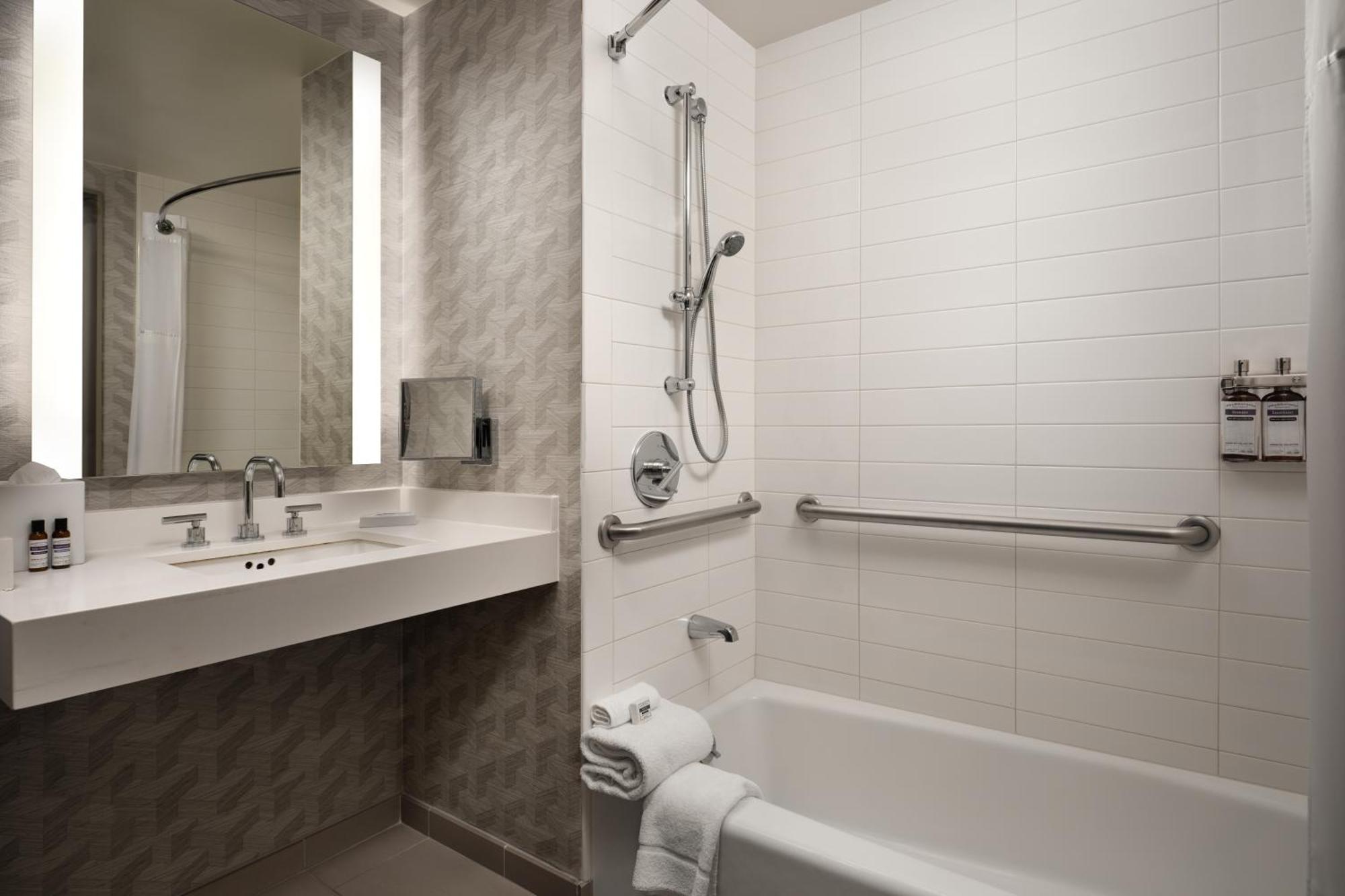 Quarto King com Banheira Acessível a Pessoas com Mobilidade Condicionada - Acesso a Pessoas com Mobilidade Condicionada