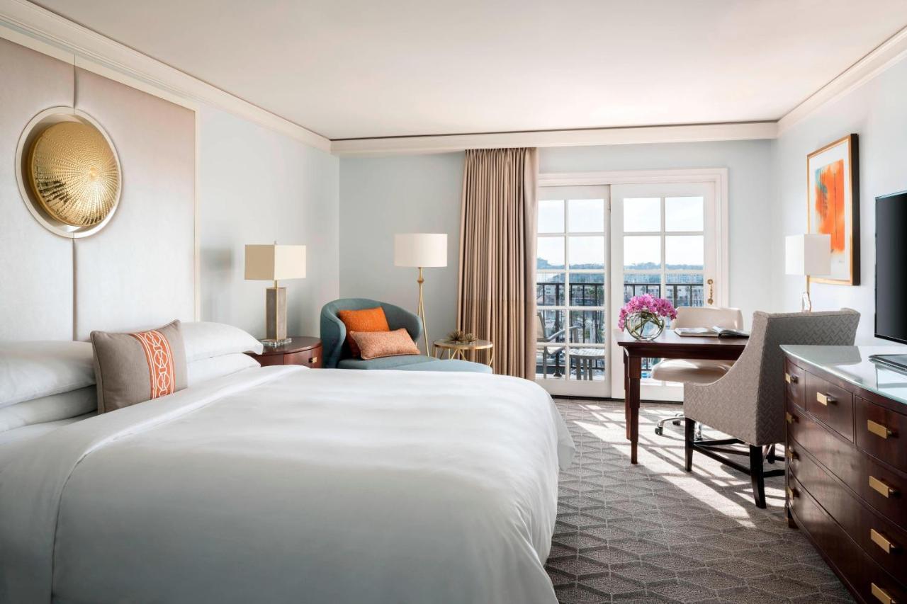 Guest Room with King Bed Marina View and Balcony,1498628614:JPEG