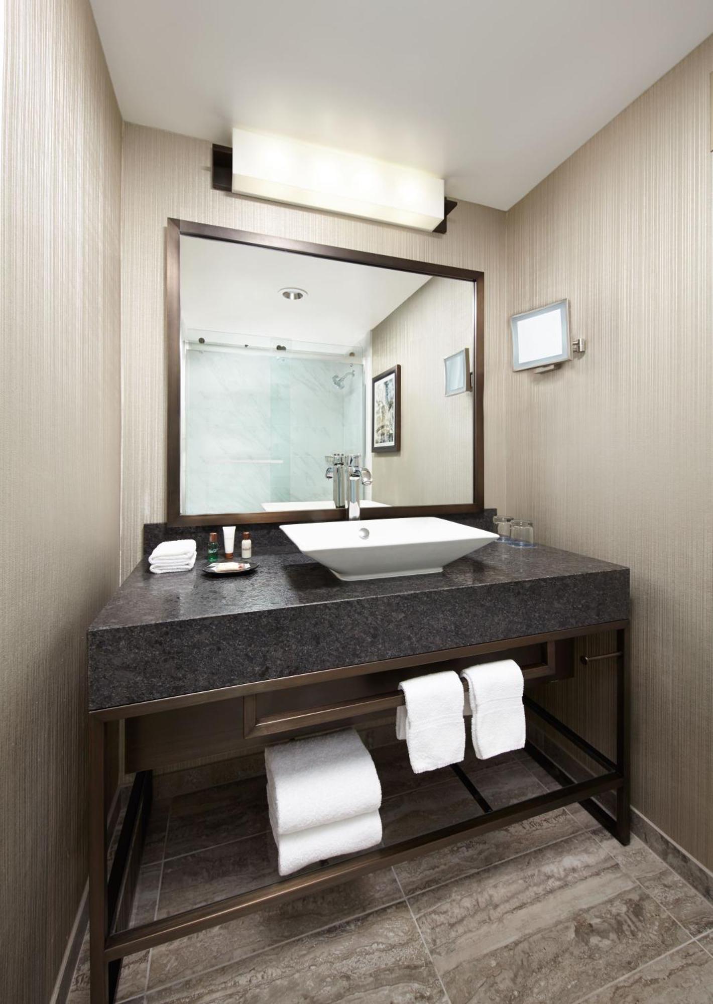 Concierge level, Guest room, 1 King, Corner room,1165350741:JPEG