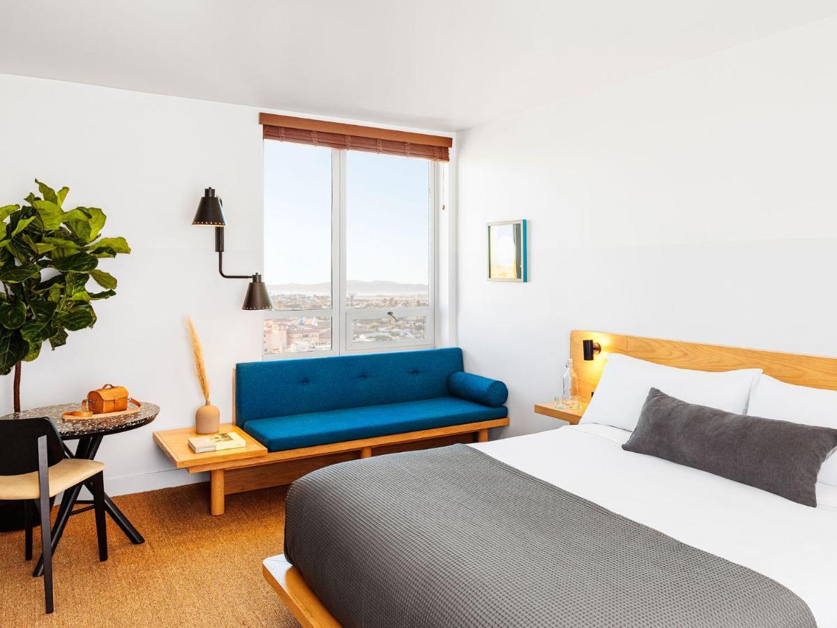 Quarto Espaçoso com Cama King-size e Vista da Cidade